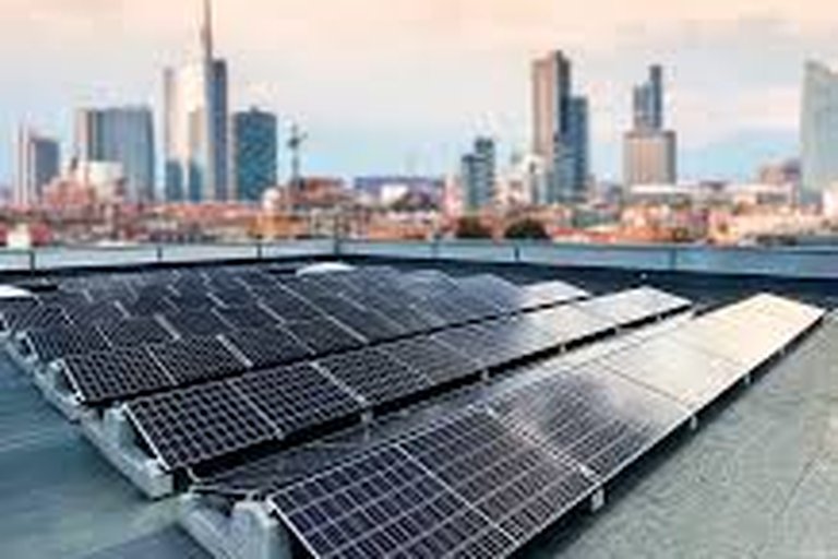Startup milanese sviluppa pannelli solari trasparenti per grattacieli